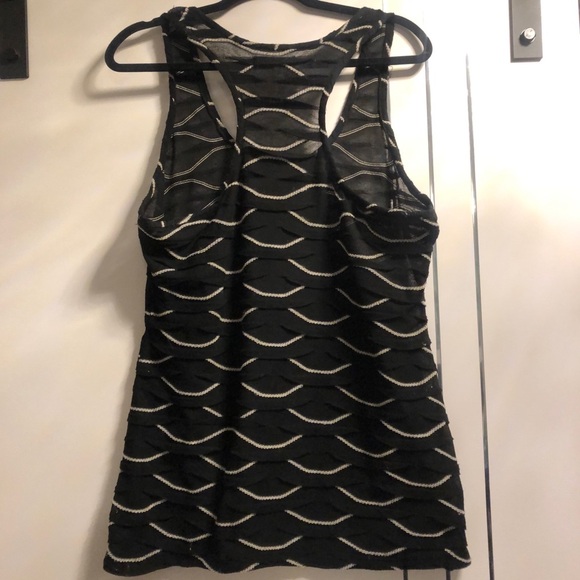 4/$25👀 Max Studio XL Black and White Wave Patterned Racer Back Tank Top - Picture 3 of 9